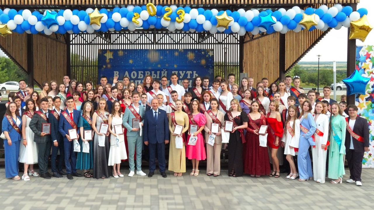 В сквере «Юность» состоялся бал выпускников Усть-Донецкого района 2023 года